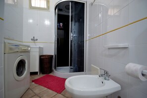 Een douche, een haardroger, een bidet, handdoeken