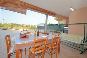 屋外ダイニングエリア