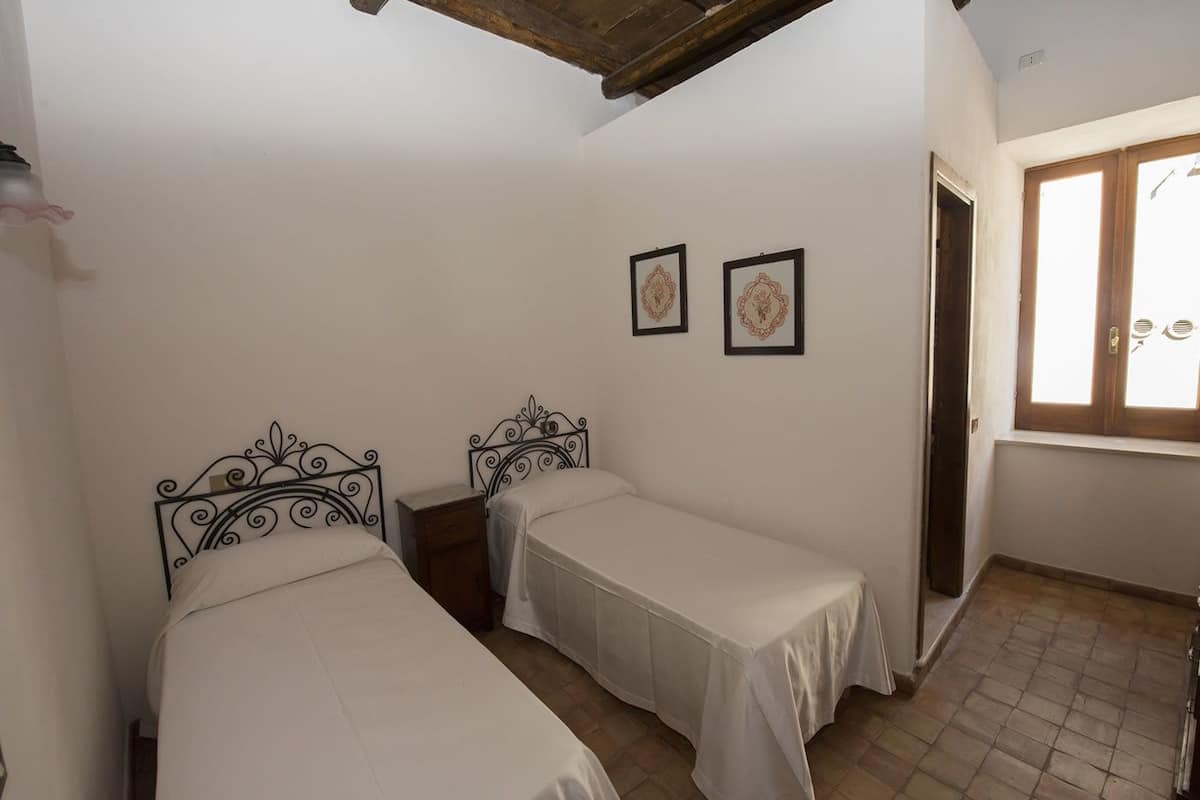 Quarto econômico | Berços grátis, Wi-Fi de cortesia, roupa de cama