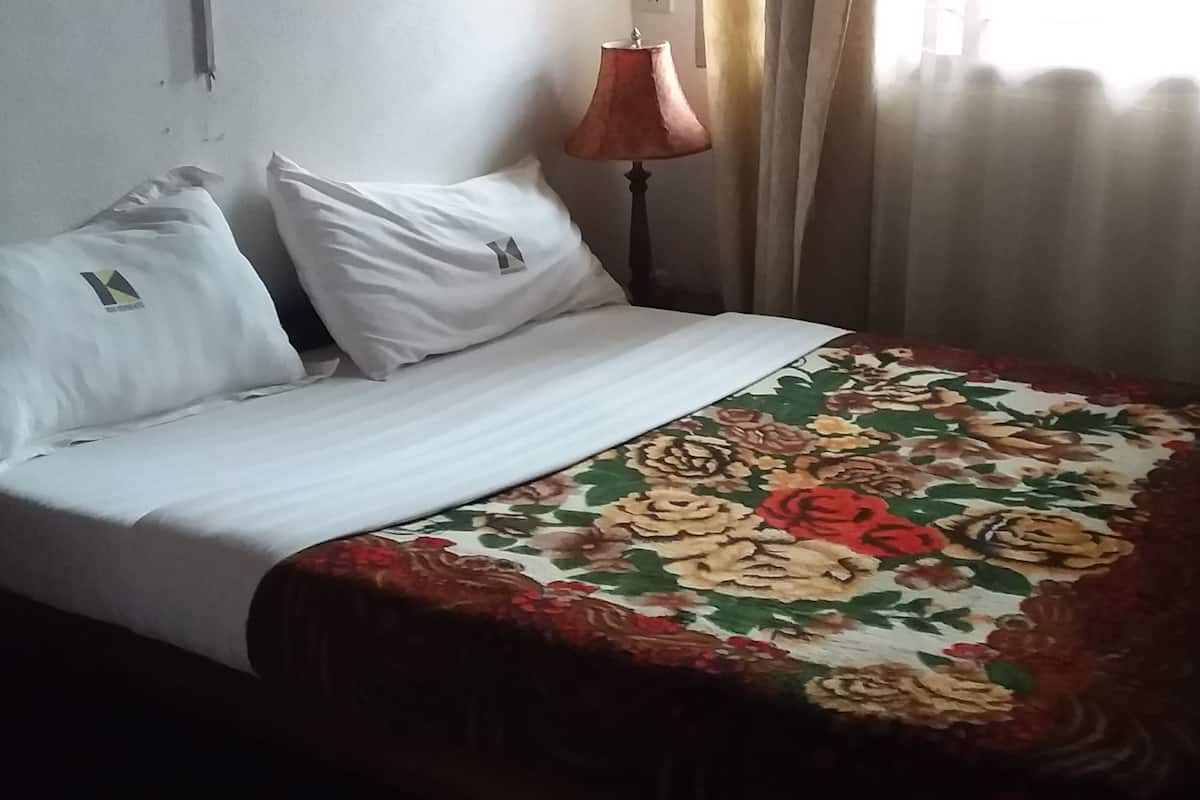 Escritorio, cortinas blackout, wifi gratis y ropa de cama