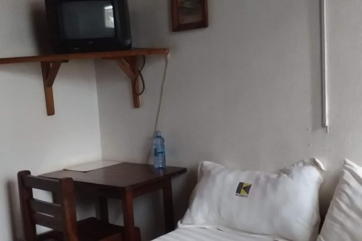 Escritorio, cortinas blackout, wifi gratis y ropa de cama