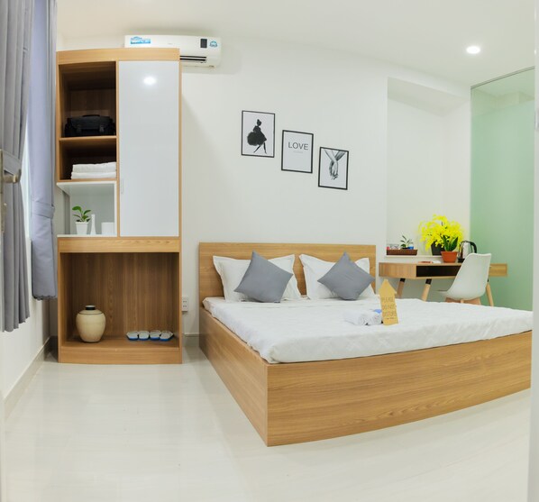 Premium bedding, memory-foam beds, minibar, desk - Hello Saigon Homestay (Ho Chi Minh City)