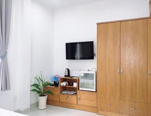 Premium bedding, memory-foam beds, minibar, desk - Hello Saigon Homestay (Ho Chi Minh City)
