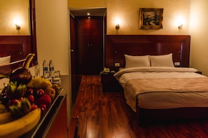 Individualmente mobiliados, escrivaninha, cortinas blackout