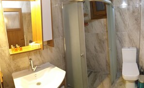 Deluxe Duplex | Bathroom