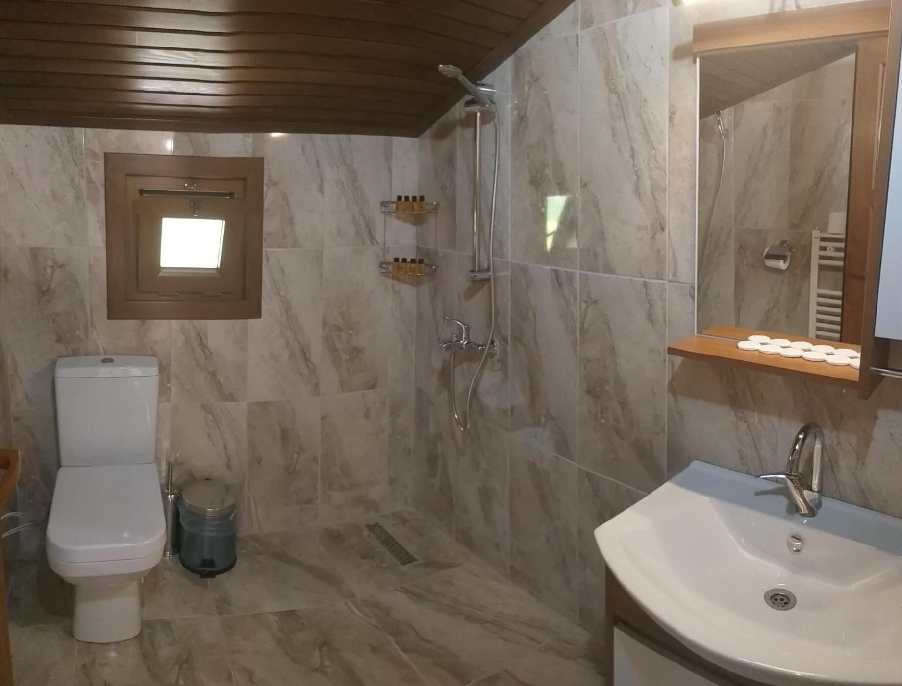 Shower, rainfall showerhead, free toiletries, hair dryer