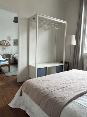 4 slaapkamers, een strijkplank/strijkijzer, reisbedje, gratis wifi