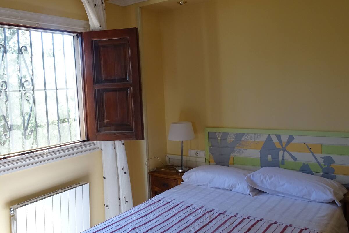 Habitación Confort (1) | Cortinas blackout, camas extra, wifi gratis y ropa de cama 