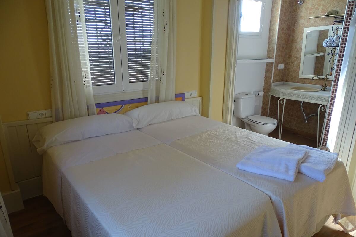 Habitación Confort (2) | Cortinas blackout, camas extra, wifi gratis y ropa de cama 