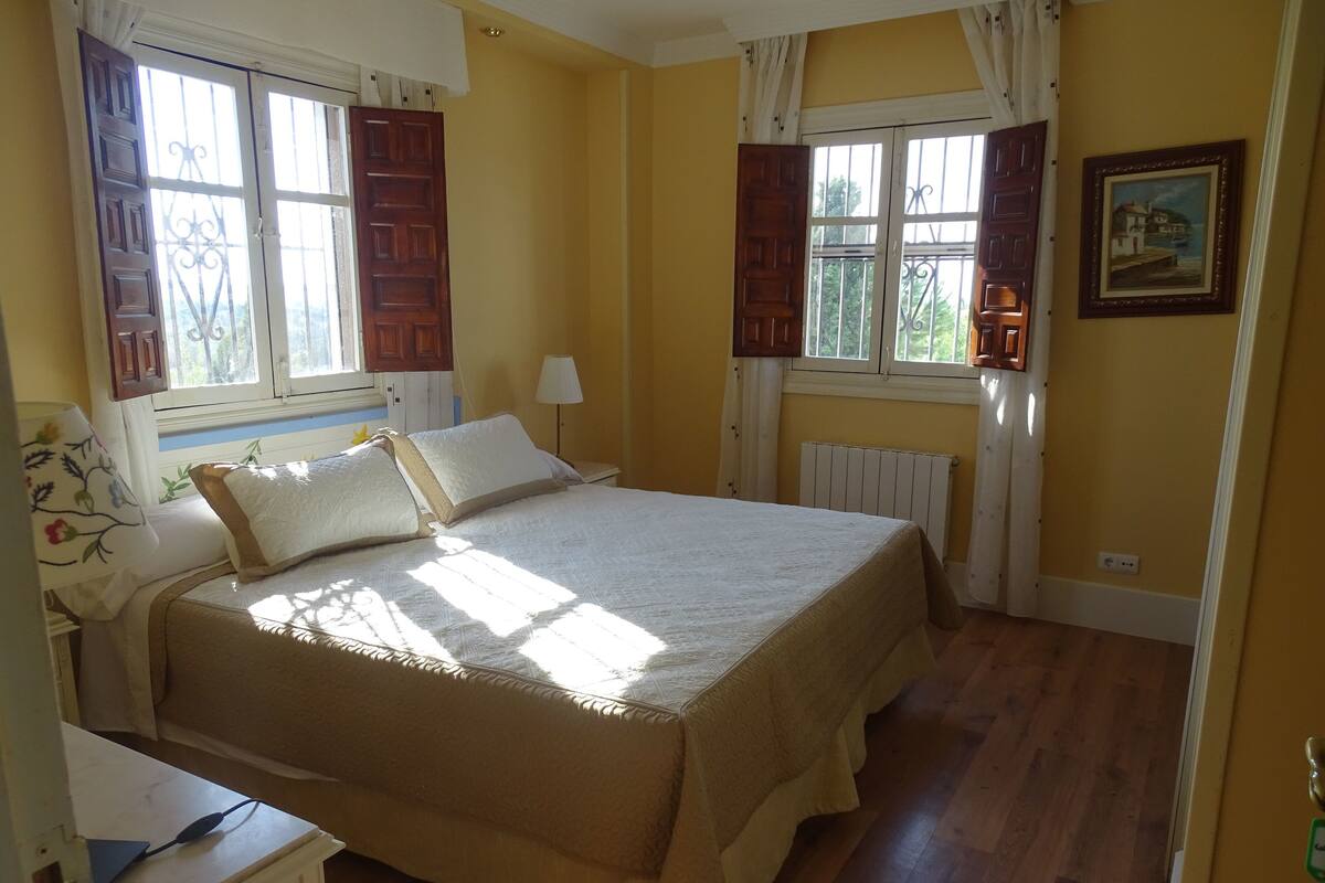 Habitación Confort (3) | Cortinas blackout, camas extra, wifi gratis y ropa de cama 