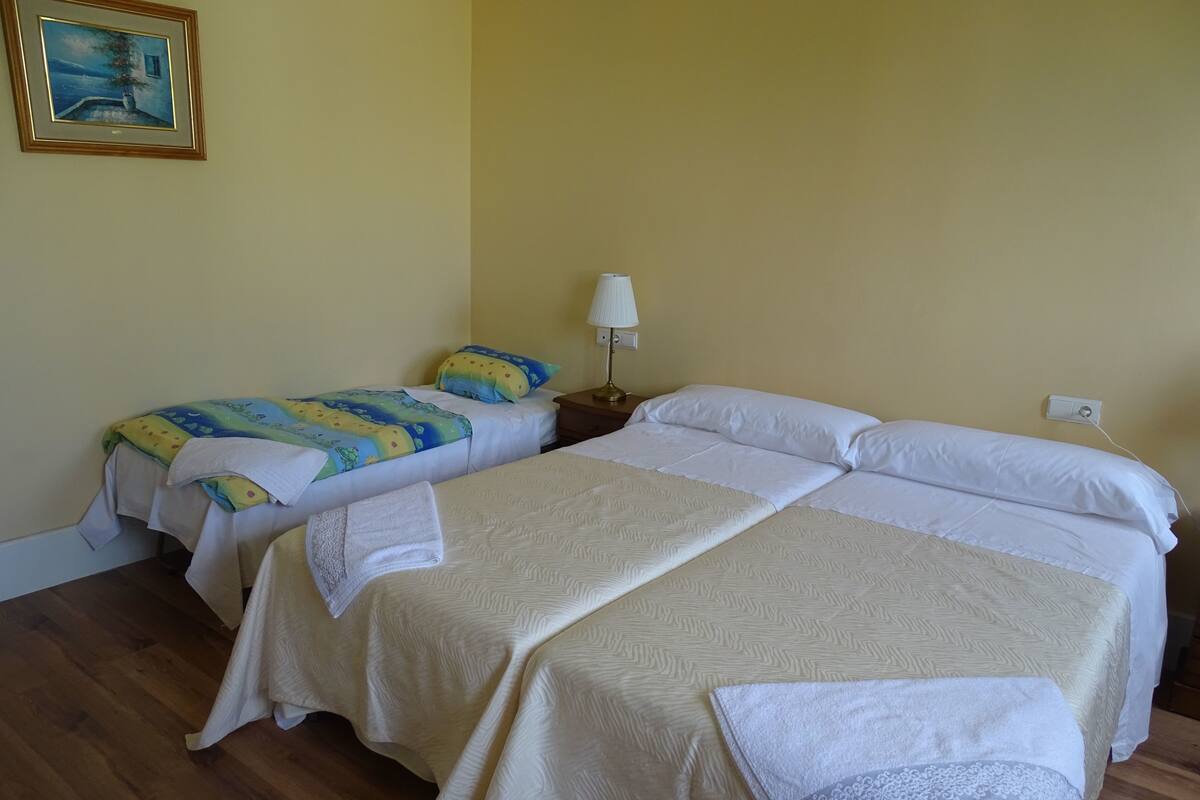 Habitación Confort (4) | Cortinas blackout, camas extra, wifi gratis y ropa de cama