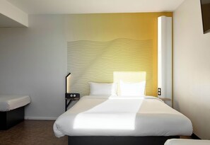 Quadruple Room | Desk, soundproofing, iron/ironing board, free WiFi