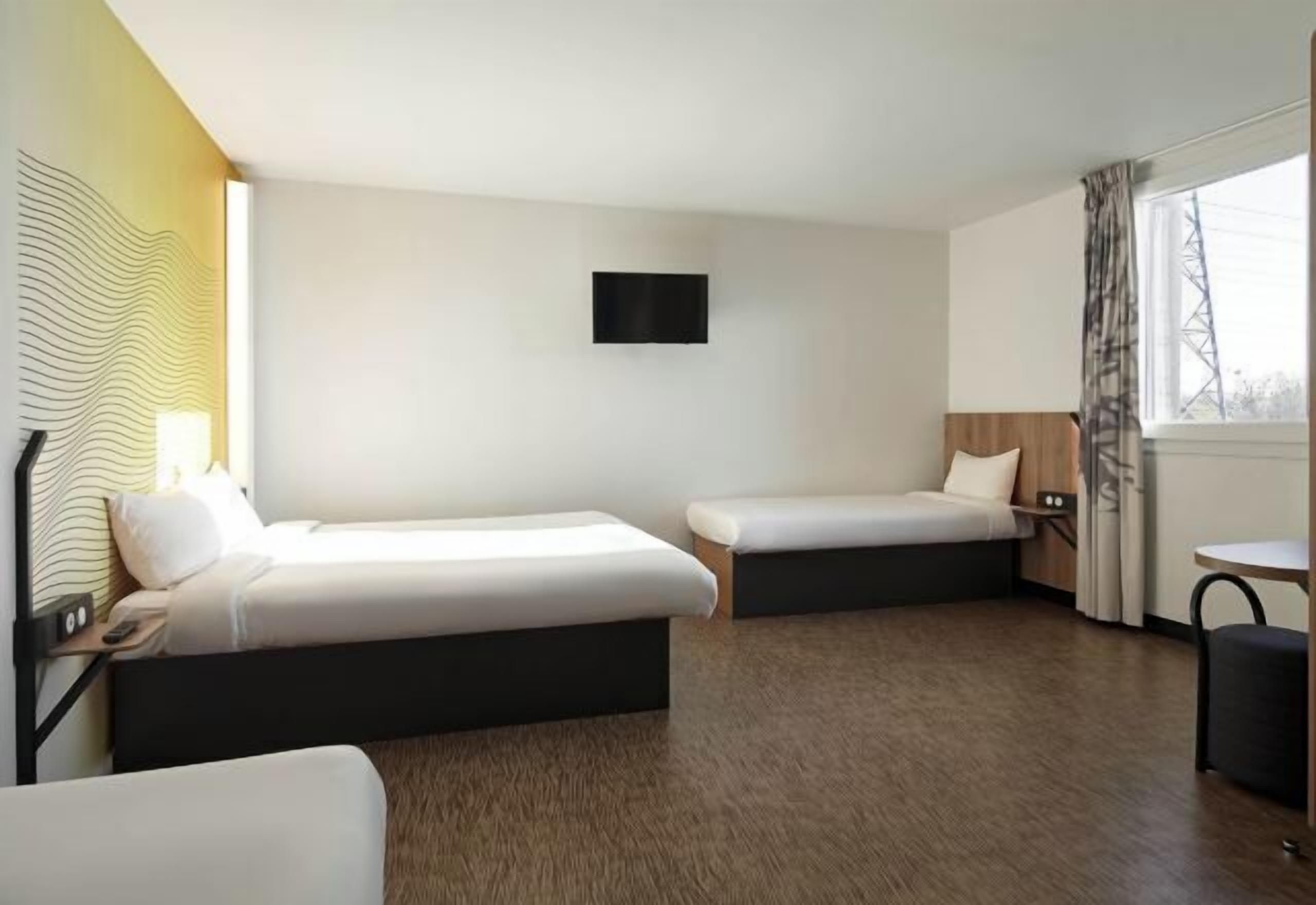 Bureau, chambres insonorisées, fer et planche à repasser, Wi-Fi gratuit