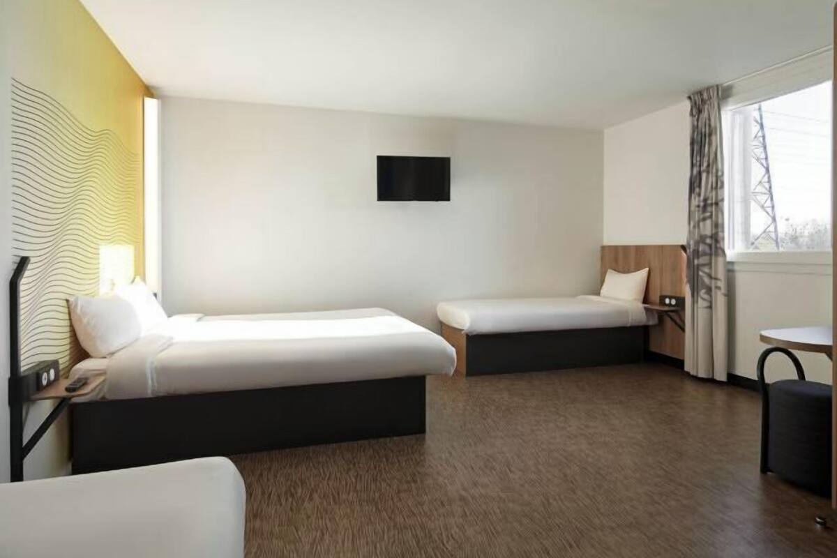 Bureau, chambres insonorisées, fer et planche à repasser, Wi-Fi gratuit