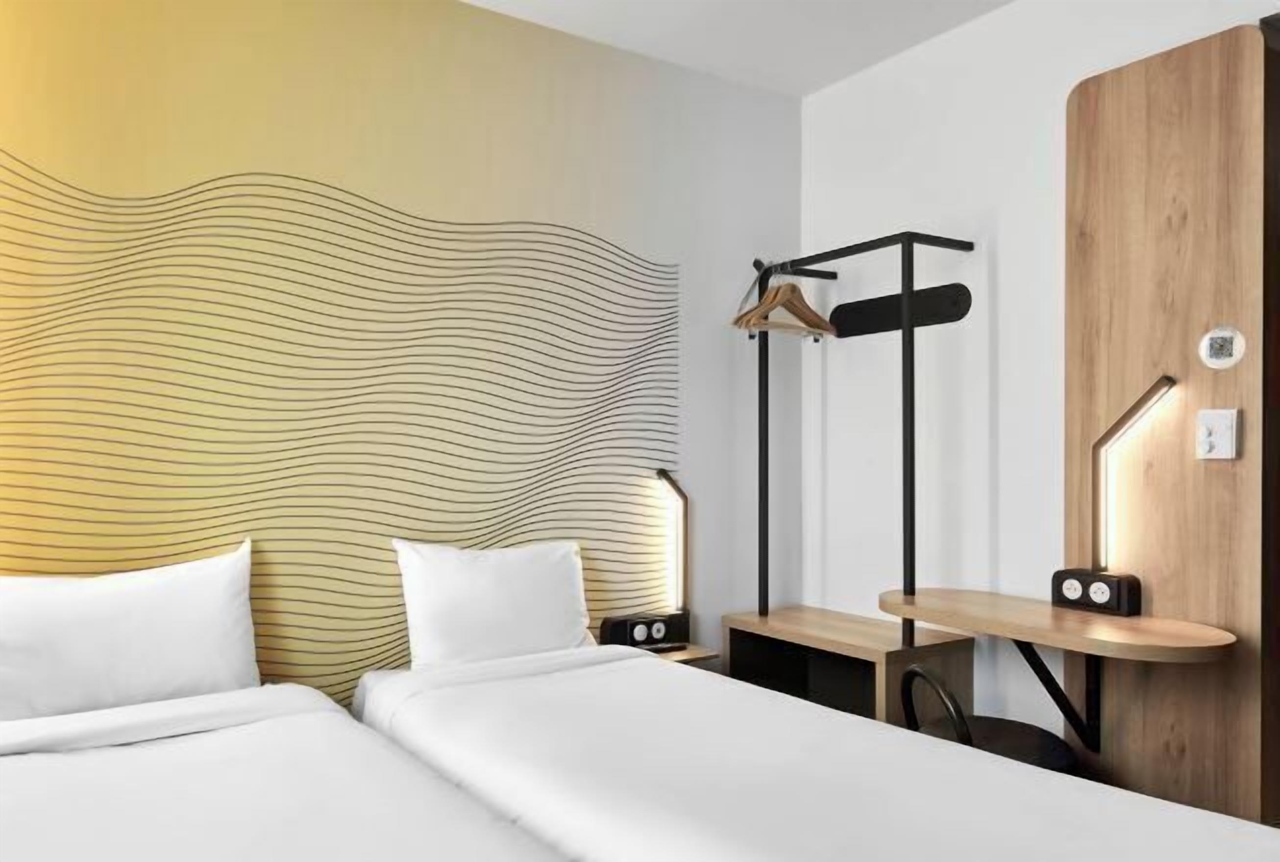 Skrivebord, lydisolert, strykejern/-brett og wi-fi (inkludert)