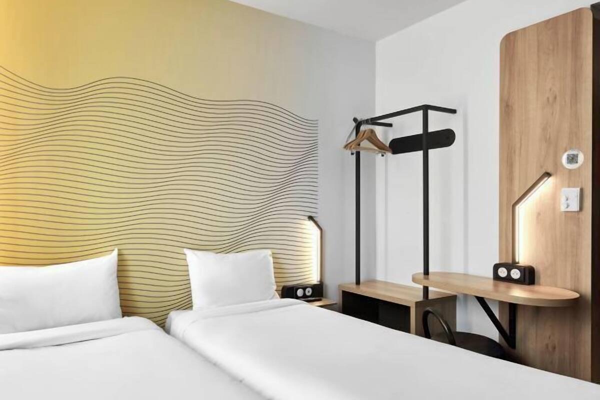 Skrivebord, lydisolert, strykejern/-brett og wi-fi (inkludert)