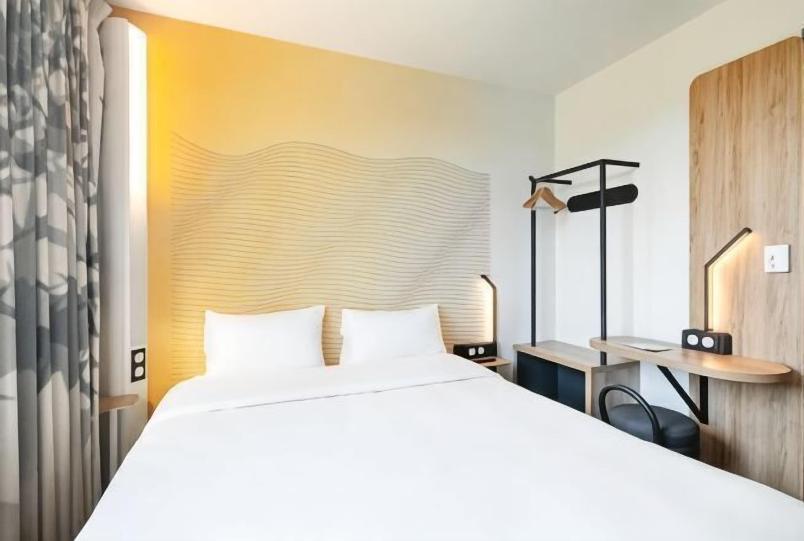 Skrivebord, lydisolert, strykejern/-brett og wi-fi (inkludert)