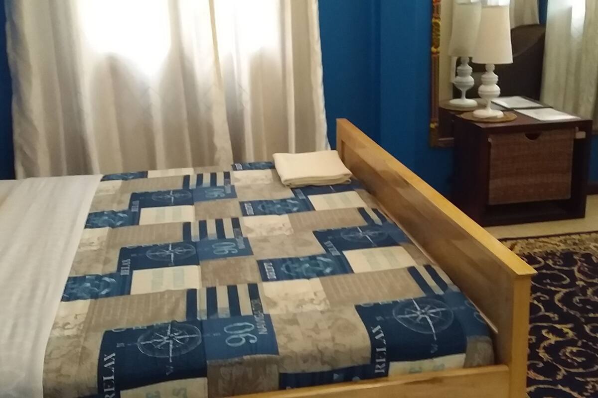 Desk, laptop workspace, soundproofing, WiFi (free)