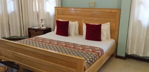 Individually decorated, individually furnished, desk, laptop workspace - The Estate Ebwerenga (Entebbe)