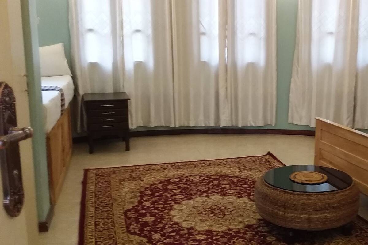 Desk, laptop workspace, soundproofing, WiFi (free)