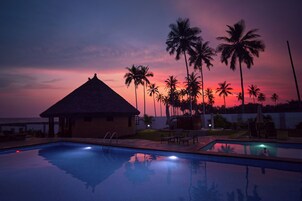 Vila família, vista para o mar, ao lado da praia (Air Conditioned) | Área de estar | Smart TV 32 polegadas com canais digitais, TV