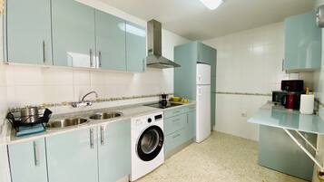 Een koelkast, een magnetron, een oven, een kookplaat