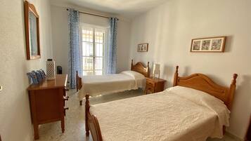 3 slaapkamers, een strijkplank/strijkijzer, gratis wifi, beddengoed