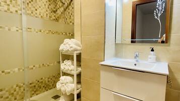 Douche, articles de toilette gratuits, sĂšche-cheveux