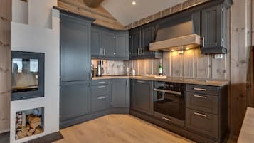 Cabin, 3 Bedrooms | Private kitchen | Full-sized fridge, oven, stovetop, dishwasher