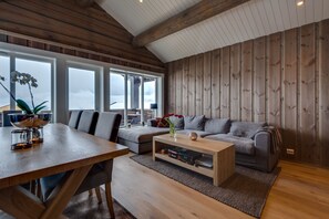 Cabaña, 3 habitaciones | Zona de estar | Una Smart TV, una chimenea