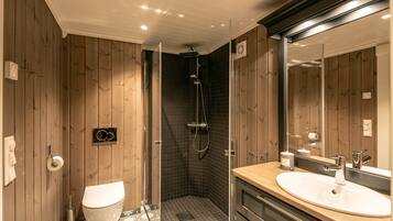 Cabin, 3 phòng ngủ | Phòng tắm | Buồng tắm vòi sen, khăn tắm, xà phòng