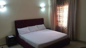 Individuell dekoriert, individuell eingerichtet, Schreibtisch