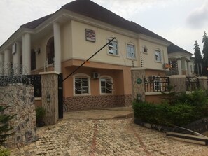 Entrée de l’hébergement