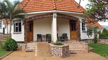 Signature Cottage | Free WiFi, bed sheets