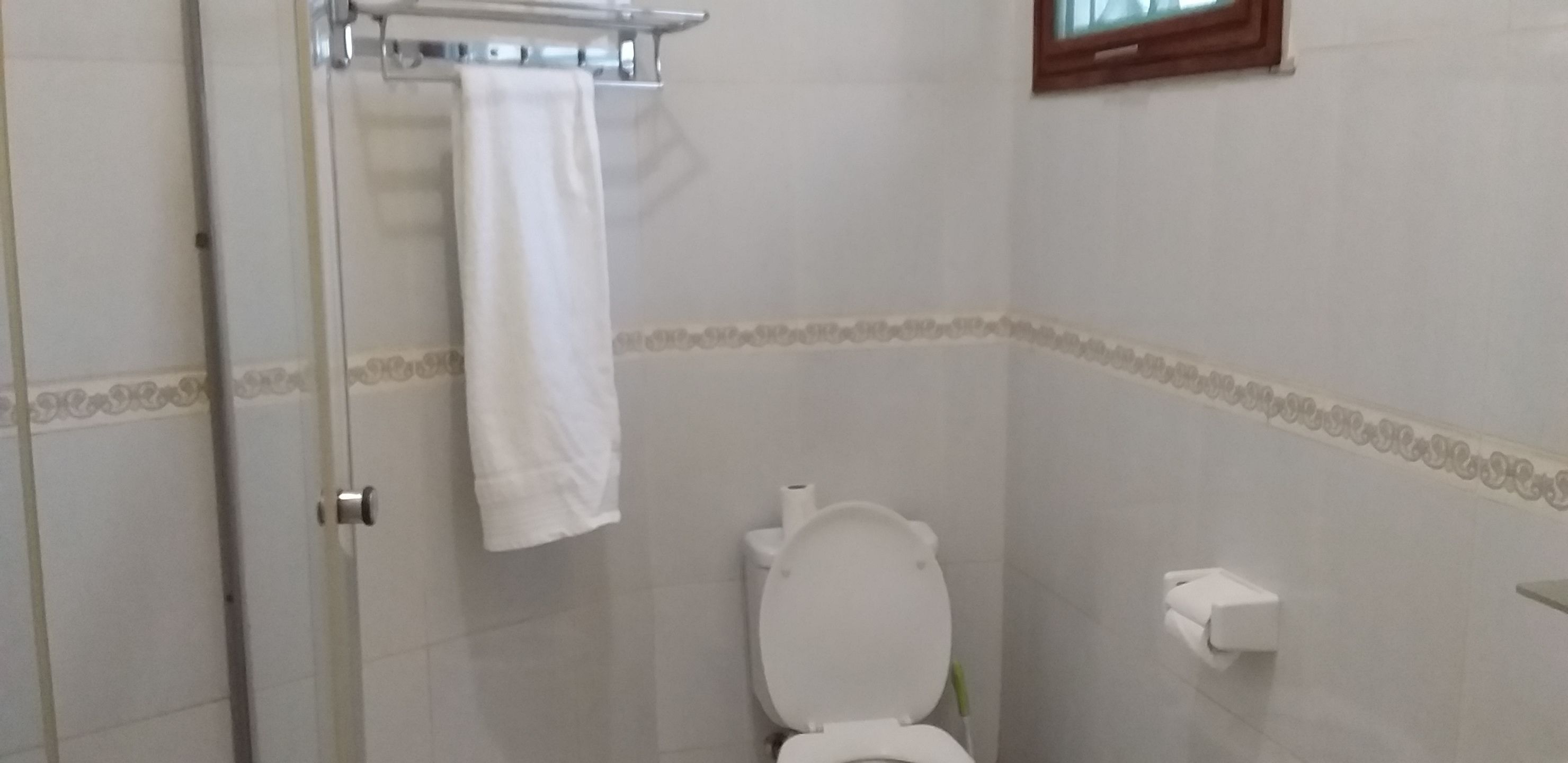 Signature Cottage | Bathroom | Shower, rainfall showerhead, free toiletries, slippers