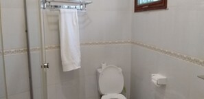Signature Cottage | Bathroom | Shower, rainfall showerhead, free toiletries, slippers - Kolping Hotel Masindi (Masindi)