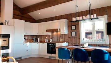 Cabin, 3 Bedrooms | Private kitchen | Full-size fridge, oven, stovetop, dishwasher