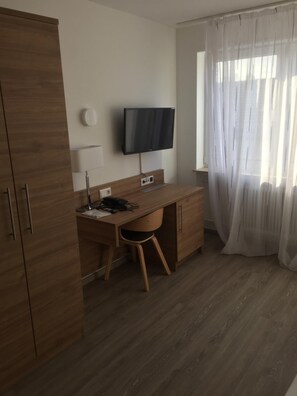 Hypo-allergenic bedding, minibar, desk, free WiFi