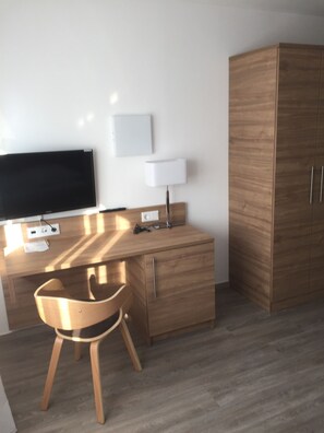 Roupas de cama antialérgicas, frigobar, escrivaninha, Wi-Fi de cortesia