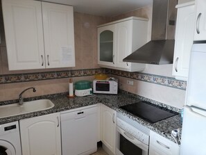 Réfrigérateur, micro-ondes, four, lave-vaisselle