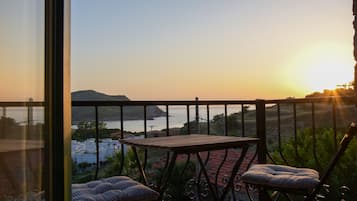 DENIZ MANZARALI PANOROMIK ODA | 1 kamar tidur dan didekorasi berbeda-beda