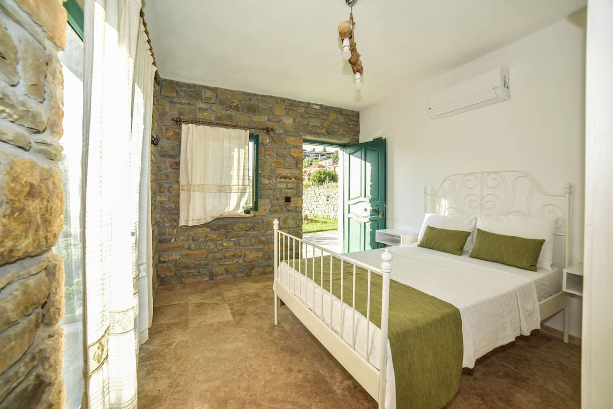 KISMI DENIZ MANZARALI BALKONLU ODA | 1 bedroom, individually decorated, individually furnished, rollaway beds