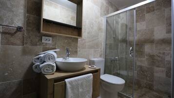 Shower, pancuran hujan, perlengkapan mandi gratis, dan pengering rambut