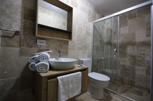 Shower, rainfall showerhead, free toiletries, hair dryer