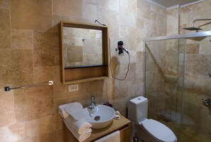 KISMI DENIZ MANZARALI BALKONLU ODA | Bathroom | Shower, rainfall showerhead, free toiletries, hair dryer - Petrada Imbros (Gökçeada)