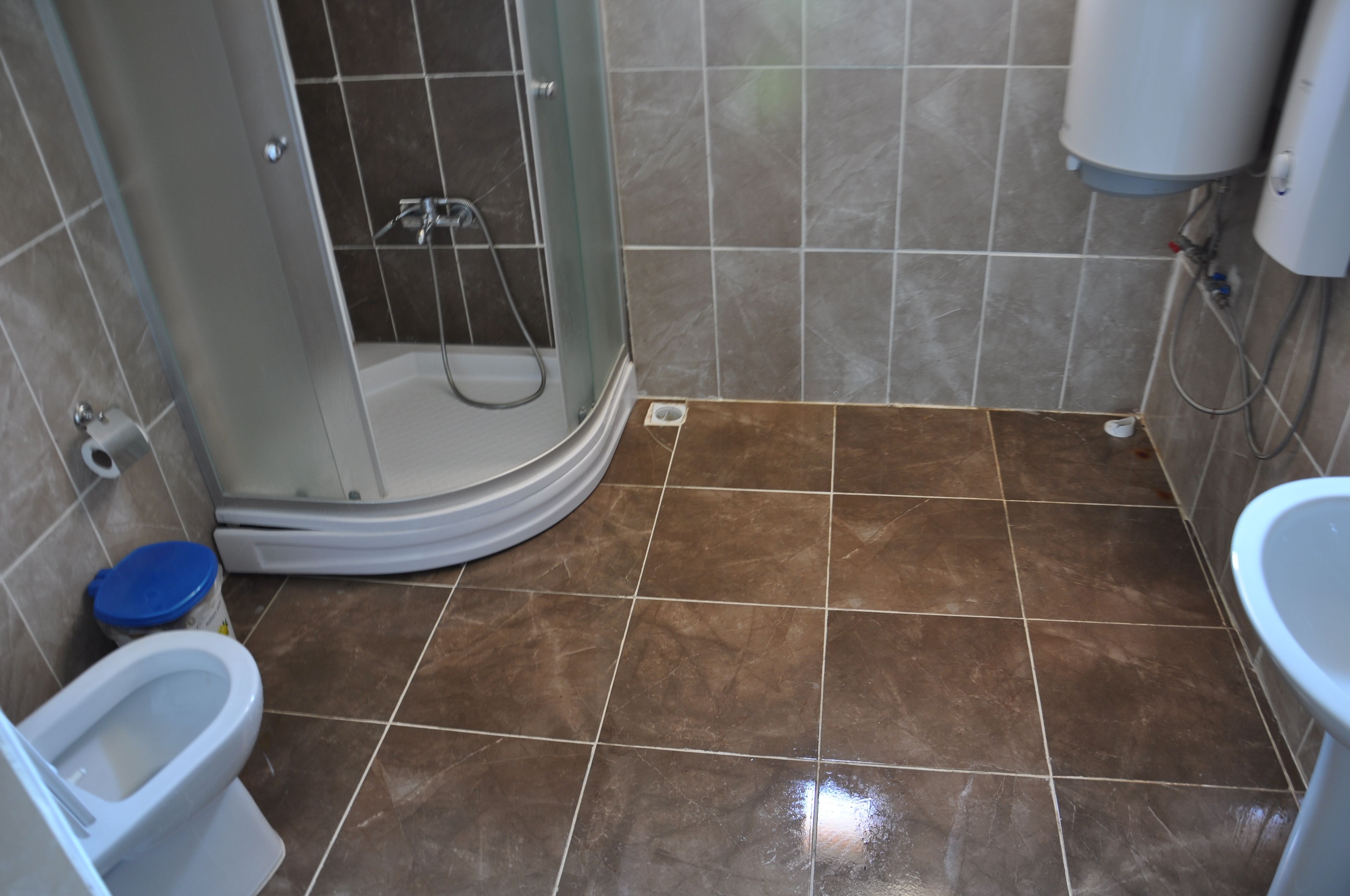 标准三人房 | 浴室 | 淋浴设施、吹风机、拖鞋、毛巾