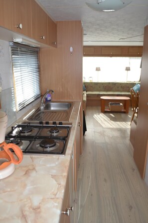 Réfrigérateur, plaque de cuisson, cafetière/bouilloire