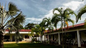 Family Room | Garden - Cabañitas del Mar by Rotamundos (Coveñas)