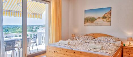 3 slaapkamers, een strijkplank/strijkijzer, reisbedje, gratis wifi