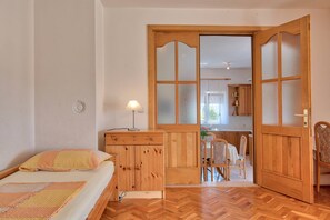 3 slaapkamers, een strijkplank/strijkijzer, reisbedje, gratis wifi